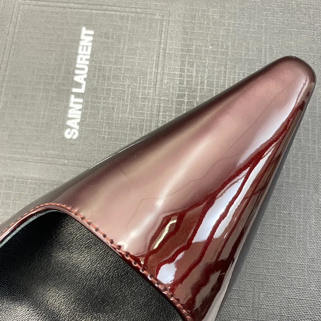 👟👟Ex-factory price 660👟👟 𝐒𝐚𝐢𝐧𝐭 𝐋𝐚𝐮𝐫𝐞𝐧𝐭# Saint Laurent 23F/W small gold bar high heels continue the past high-end and elegant ysl small gold bar heels are really good-looking! Saint Laurent square pointed toe slingback high-heeled shoes. The small gold bar heels really fully highlight the neat and minimalist annual party party. 👟👟factory price. A must-have for arty. Flash sale. So eye-catching. Upper: Customized cow patent leather. Outsole: Genuine leather outsole. Size: 35-40 (40 customized items are not returnable)